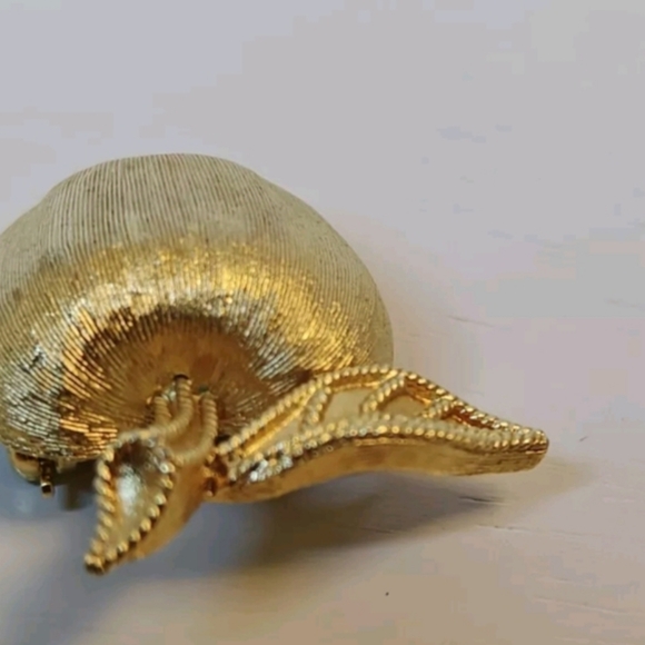 CROWN TRIFARI Brushed Goldtone Brooch Pin Vintage Wearable Collectible - Picture 4 of 5